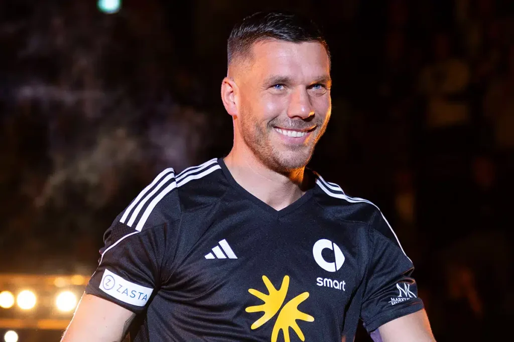 Lukas Podolski Vermögen: Wie reich ist der Fußballstar wirklich?